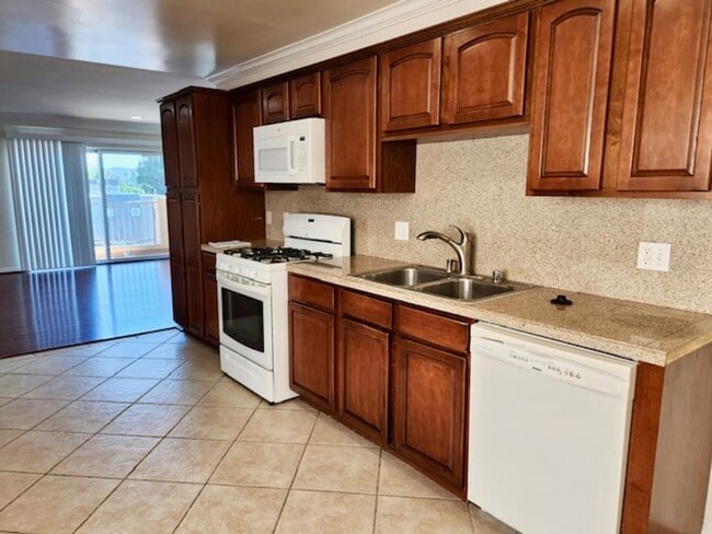 Building Photo - Spacious 3 bedroom condo in Van Nuys