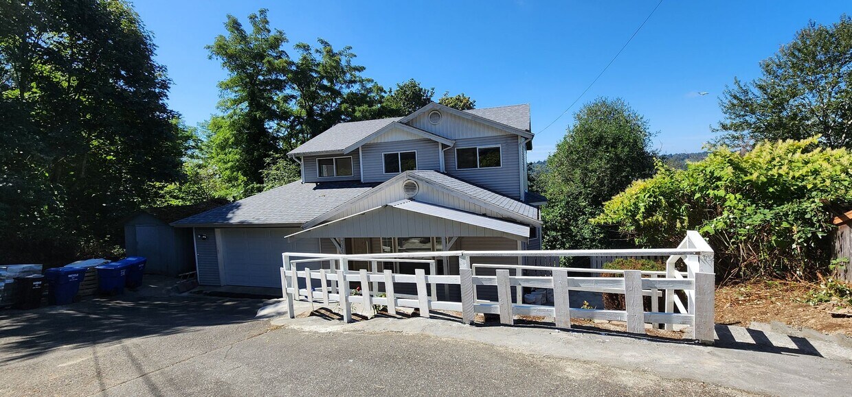 Primary Photo - GREAT NEW PRICE! Beautiful and LARGE 5 Bed...