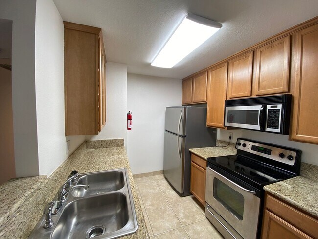 Foto del edificio - Awesome Condo - Complex W/ Pool, Gym & BBQ...