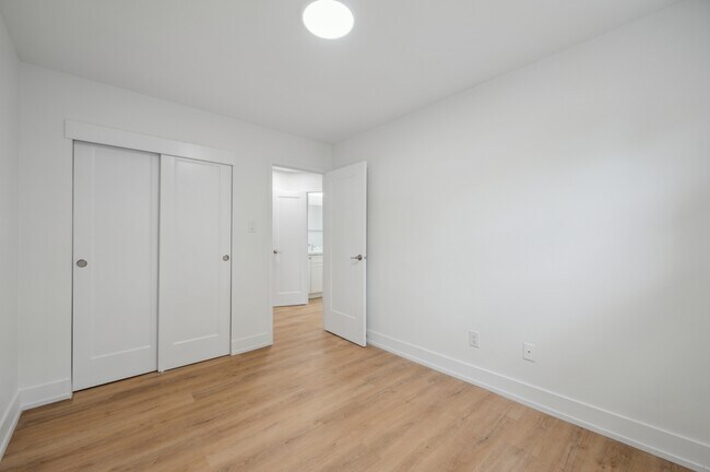 Building Photo - 10 Glenbrook Dr