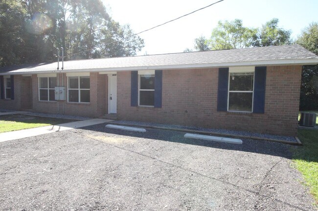 Building Photo - 3BR, 2BA Duplex in NW Pensacola – Convenie...