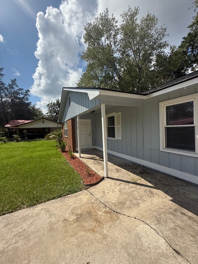 Building Photo - 814 Kelly Dr