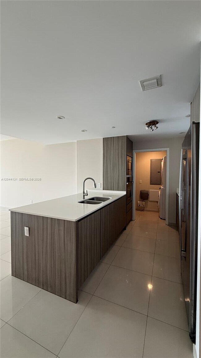 Foto del edificio - 600 NE 27th St