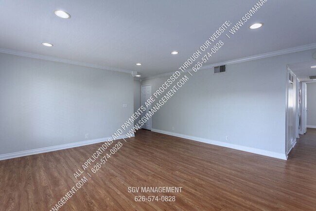 Foto del edificio - Condo with Pool, Washer & Dryer, Hardwood ...