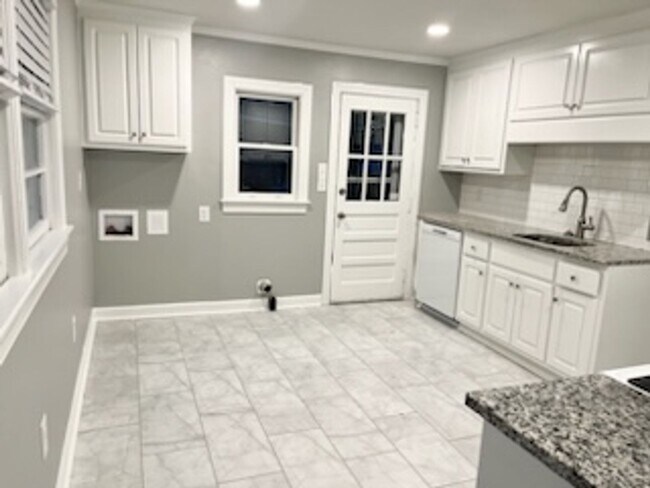 Foto del edificio - 205 Clyde Ave N