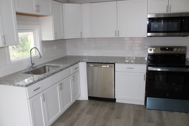 Foto del edificio - Unique Rental in Grandview with 3 bay gara...