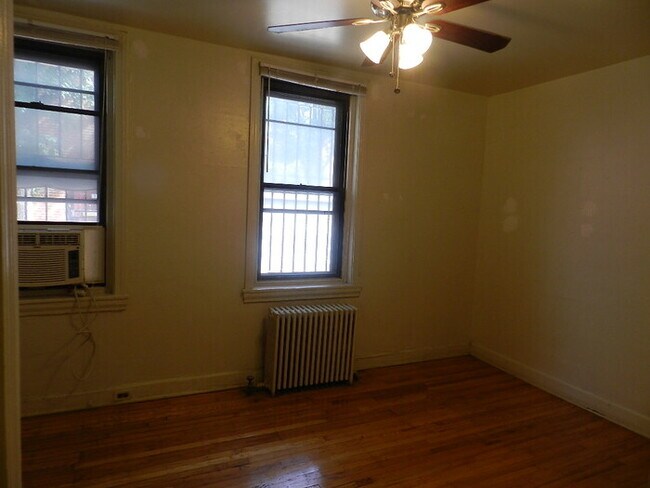 Foto del edificio - 1BR w/ HW Floors, New Kitchen, Shared Cour...