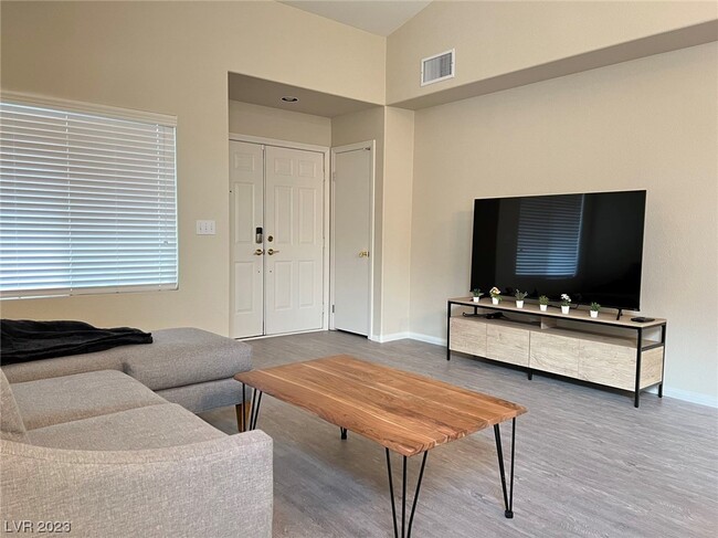 Foto del edificio - 8109 Greenbush Dr