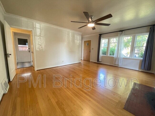 Building Photo - 515 SE Peacock Ln