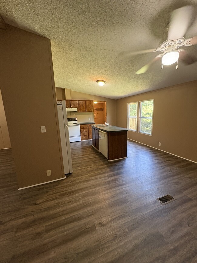 Building Photo - 152 Meadow Ln