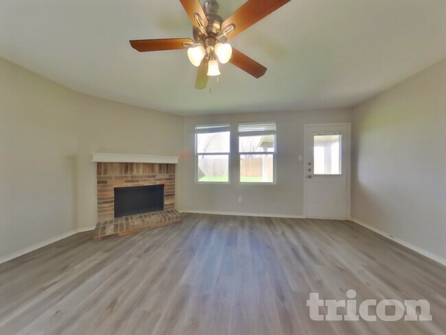 Foto del edificio - 16661 Woodside Dr