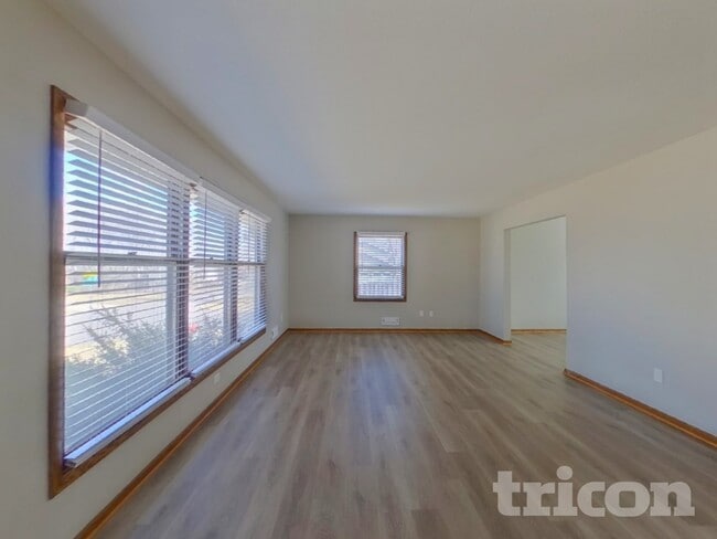 Building Photo - 3301 Skyview Dr