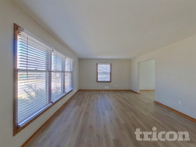 Foto del edificio - 3301 Skyview Dr