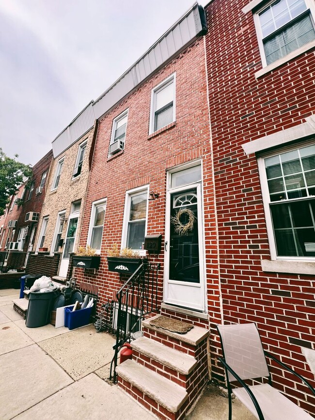 Building Photo - 129 Emily St
