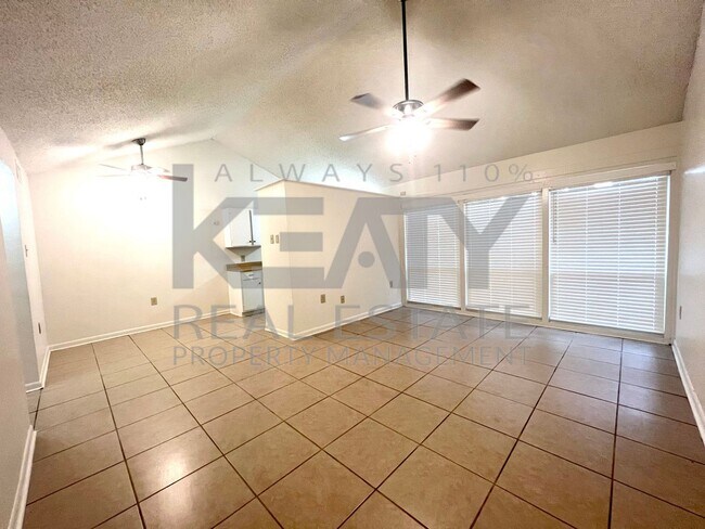 Foto del edificio - 803 Fox Run Ave