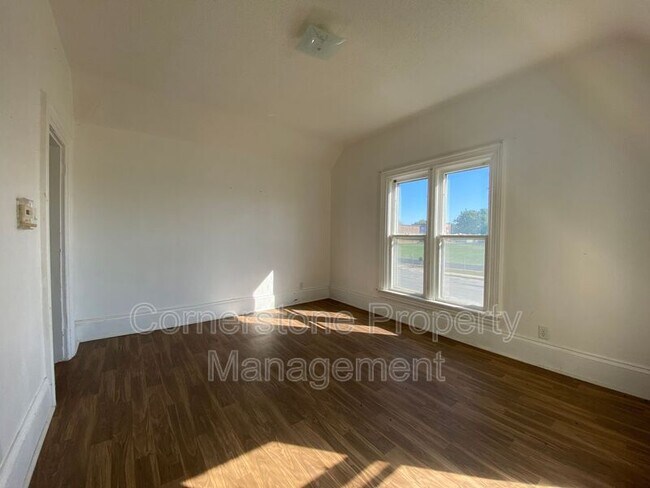 Building Photo - 937 3rd Ave N