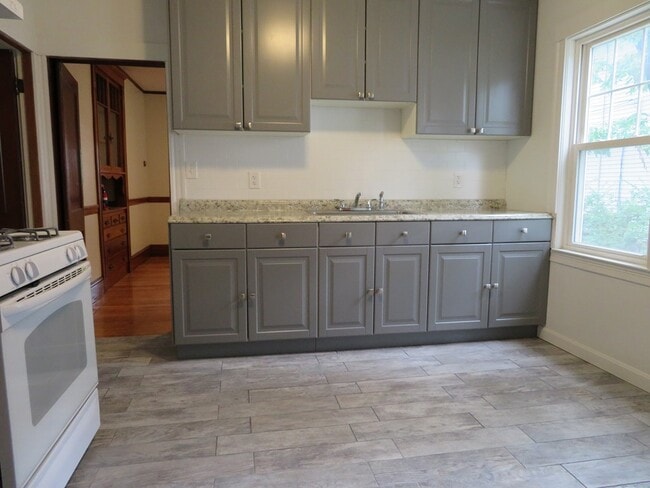 Building Photo - 10-12-12 Fairlawn Ave