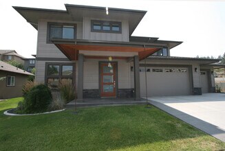 Building Photo - 713 W Willapa Ave