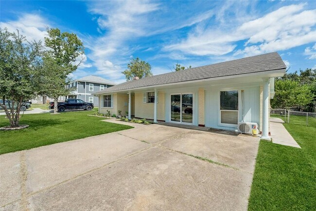 Building Photo - 1004 Dominik Dr