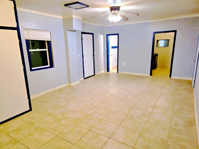 Building Photo - 1601 N Louis Ln