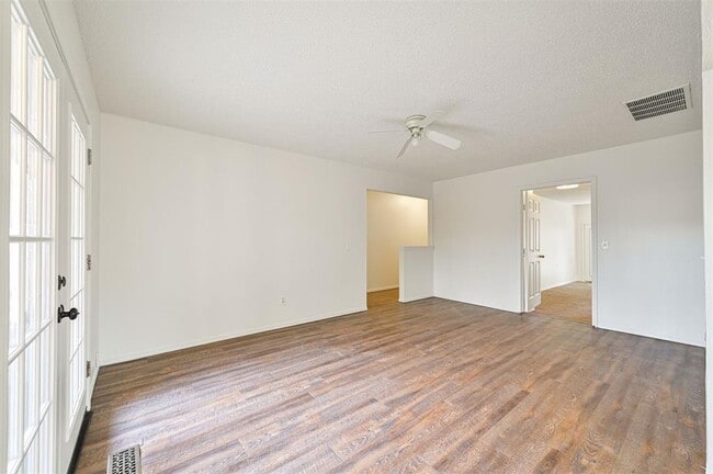 Building Photo - 421 Meadow Lake Dr