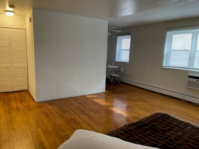 Building Photo - 5950 N Kenmore Ave