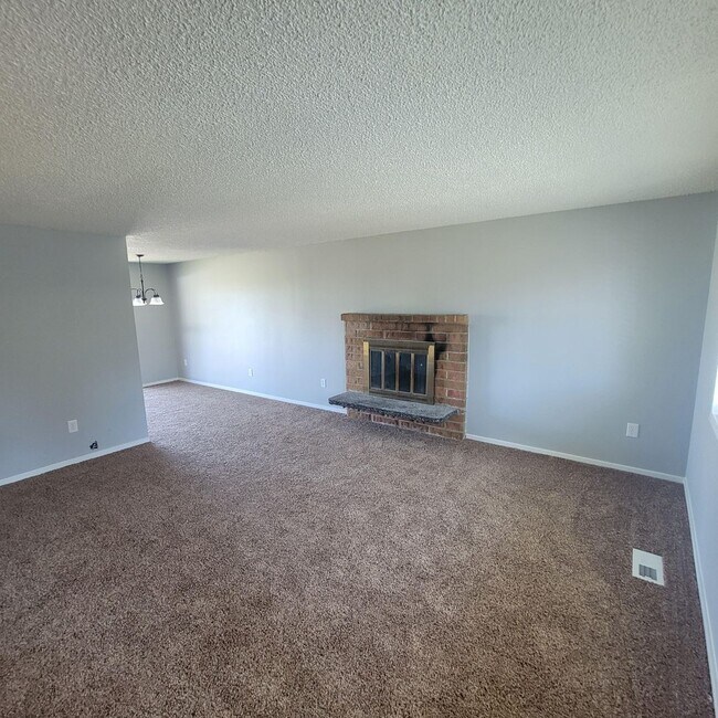 Foto del edificio - Remodeled 4 bed 2 bath home