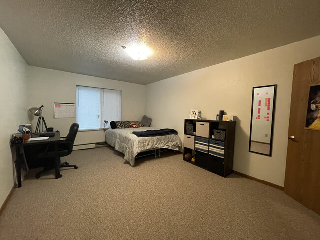 Bedroom from hallway - 321 S Linn St