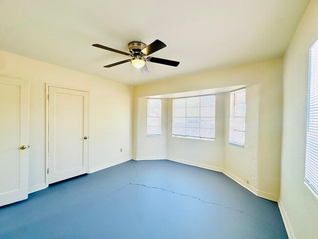 Building Photo - Spacious Private Yard with Washer/Dryer Ho...