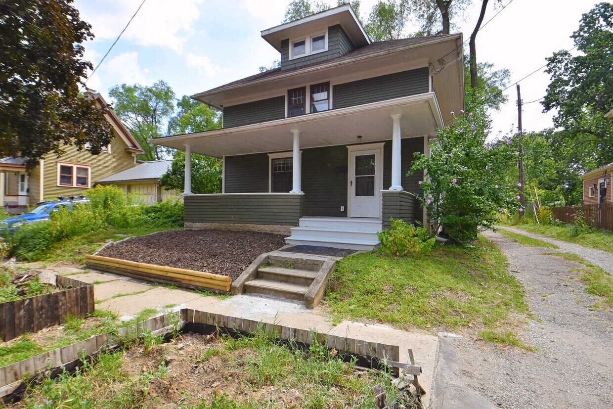 Primary Photo - South bend 2 bedroom 1.5 bath, remodeled k...