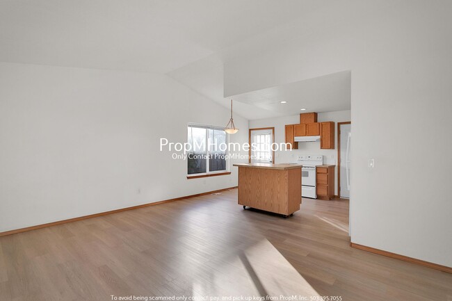 Building Photo - Charming Two Bedroom Duplex in the Heart o...