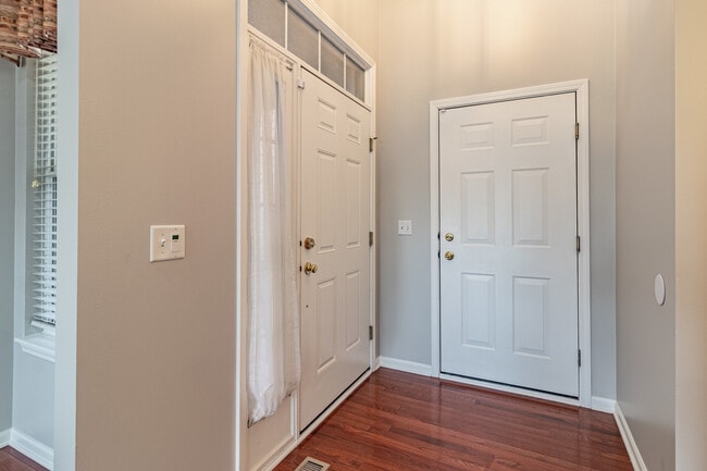 Building Photo - 1858 Crenshaw Cir