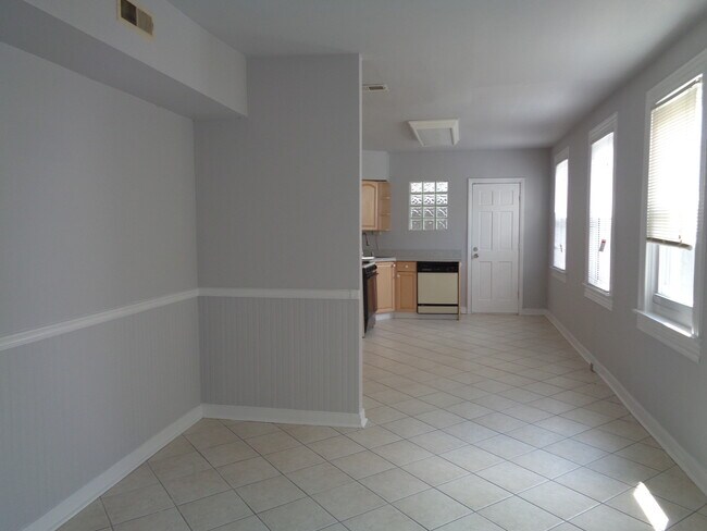 Building Photo - 207 S. Ann St - Huge 3 bed, 2 bath Townhou...