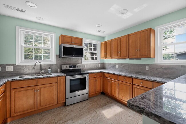 Foto del edificio - 4700 Addison Dr