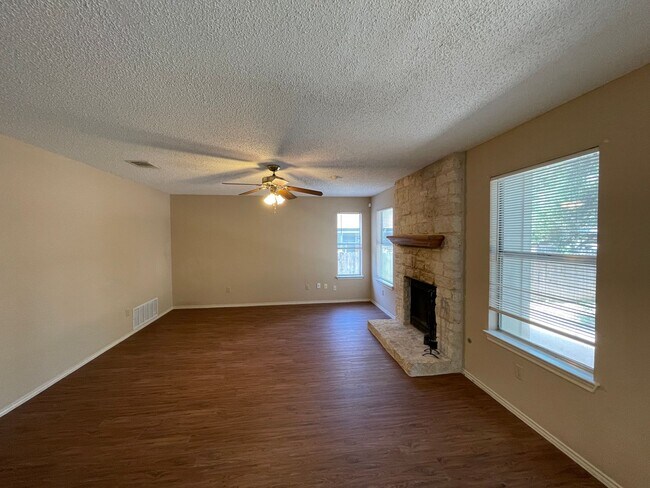 Building Photo - HUGE 4 BEDROOM HOME - GREAT LOCATION!
