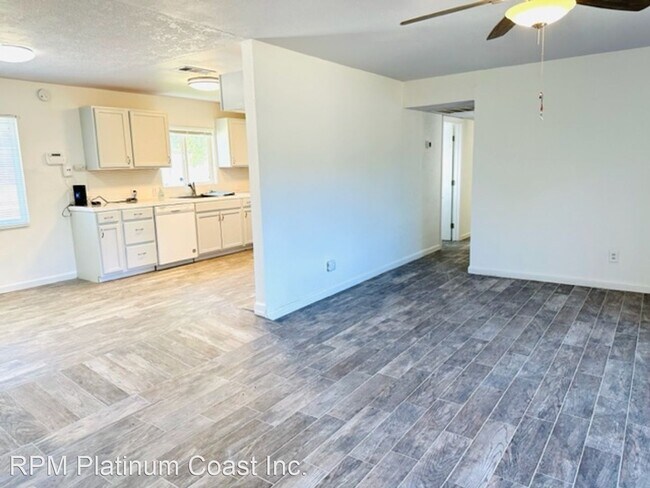Building Photo - 3 br, 3 bath House - 7421 N Maple Ave