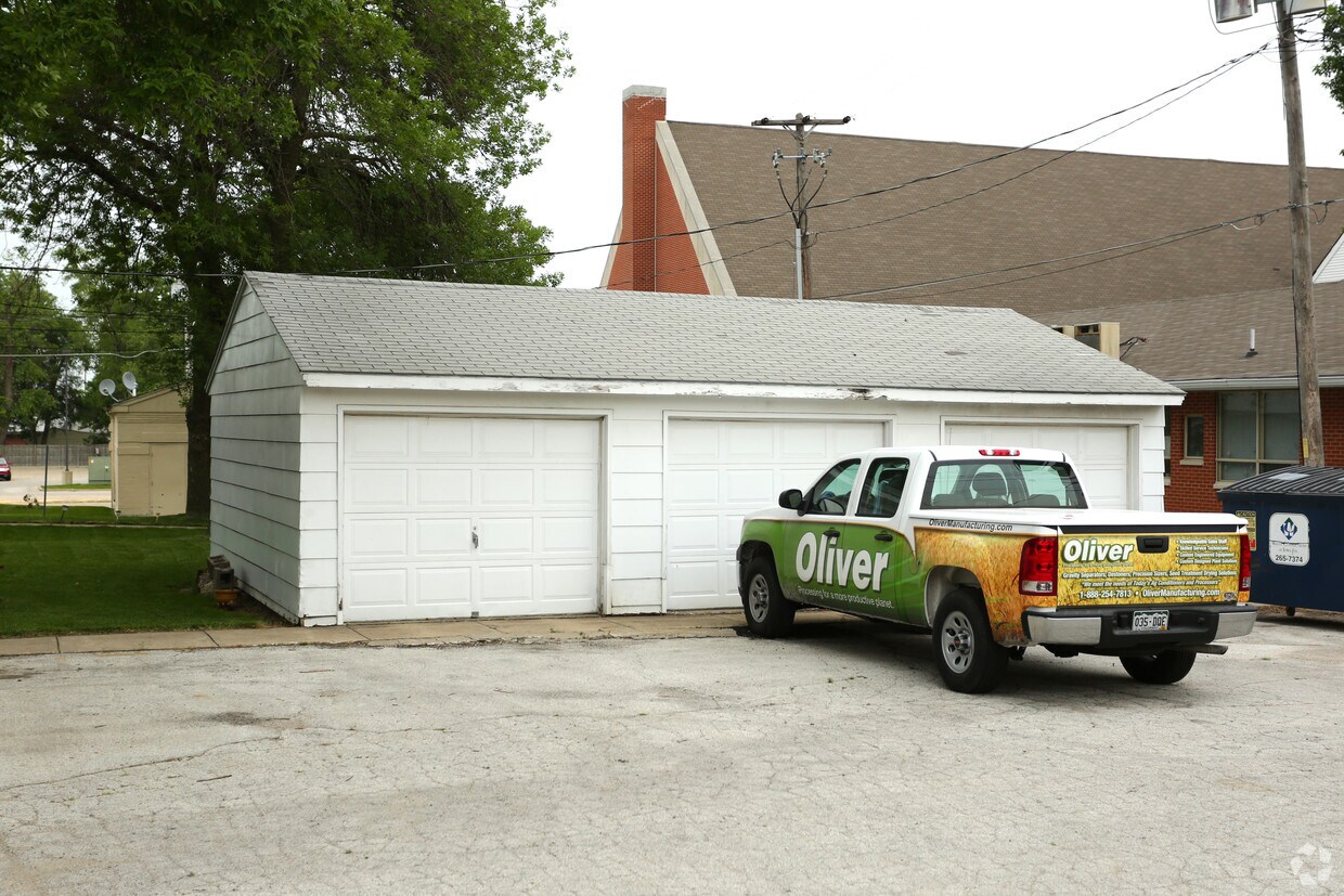Building Photo - 209 SW Cherry St