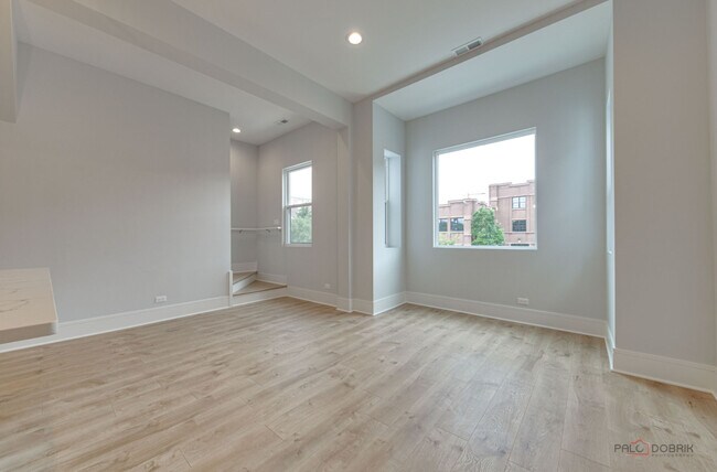 Foto del edificio - 1746 N California Ave