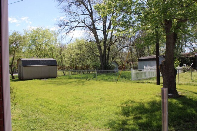 Building Photo - For Lease - 3 Bed, 1.5 Bath, 1600sqft, Sin...