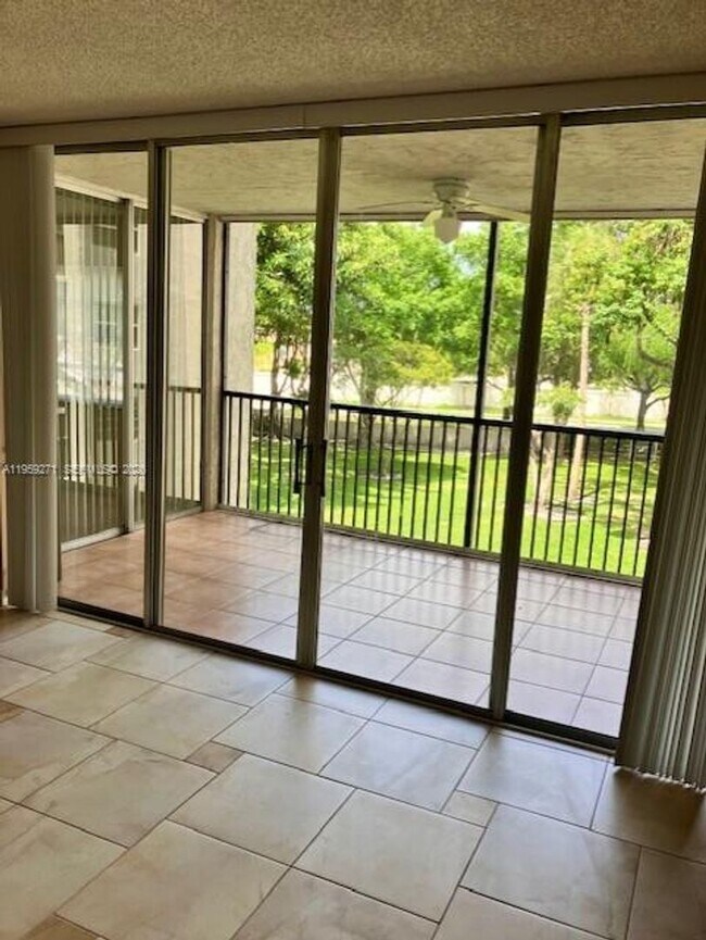 Building Photo - 3910 Inverrary Blvd