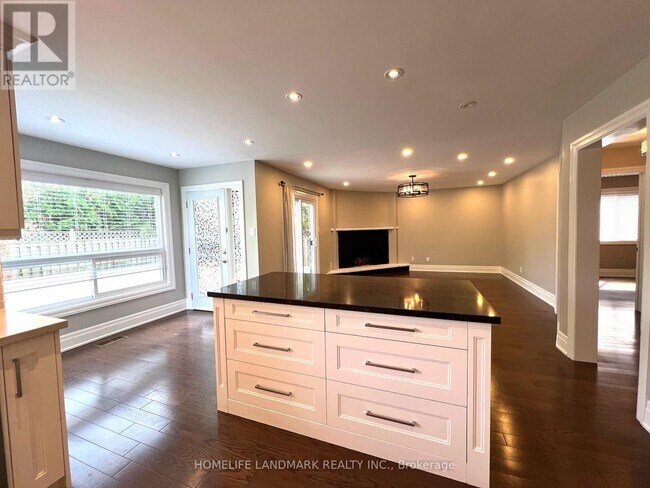 Building Photo - 2998 Kingsway Dr