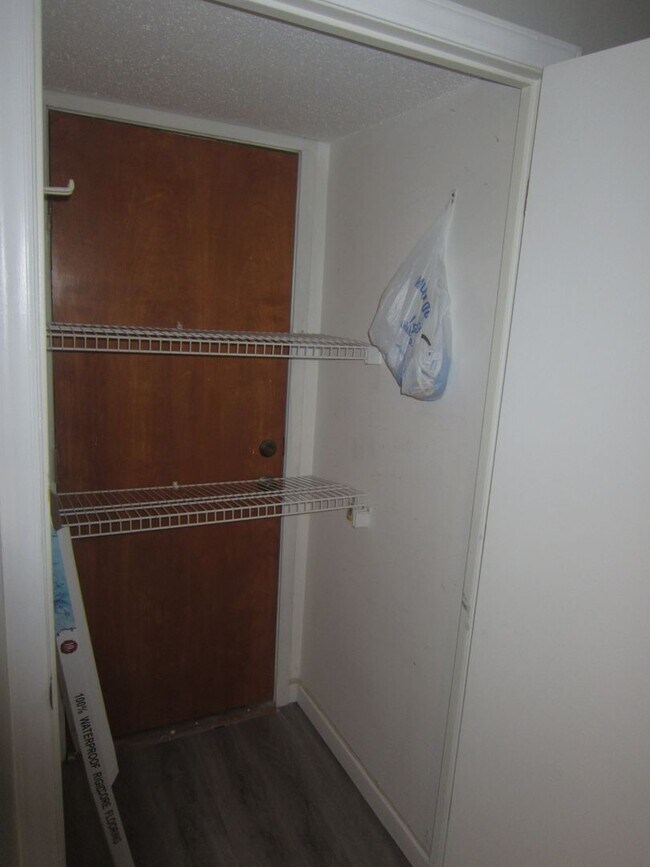 Foto del edificio - Highly Coveted 1 BD/1.5BA Loft Townhome in Waterwoods - Incl Utils