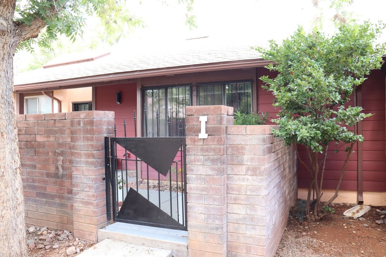 Primary Photo - Great Townhouse