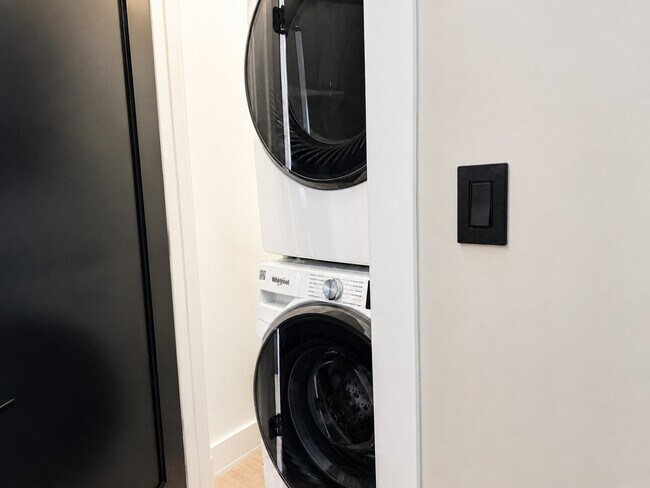 Photo - 1309 N Rockwell St Apartment