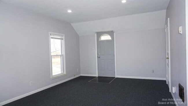 Building Photo - 207 W Henry St