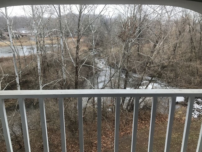 Building Photo - Gorgeous Renovated Condo in Creve Coeur Cr...