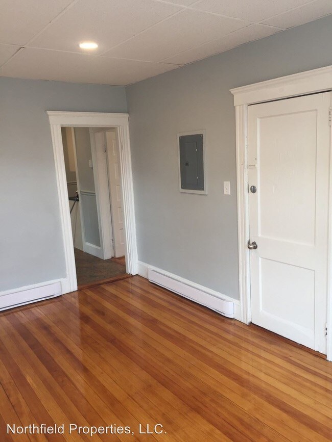 Building Photo - 2 Littles Ln