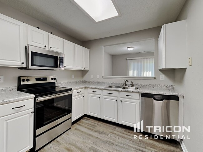 Foto del edificio - 4473 Redcliff N Ln