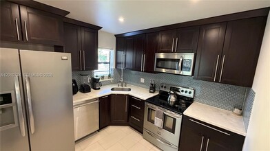 Building Photo - 2649 Carambola Cir N