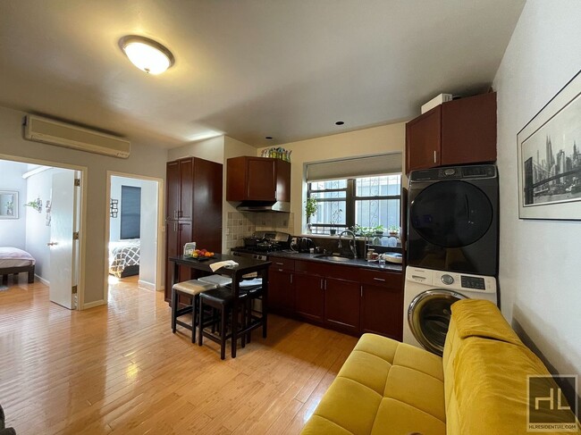 Building Photo - Prime Location!!! Spacious 1 bedroom with ...